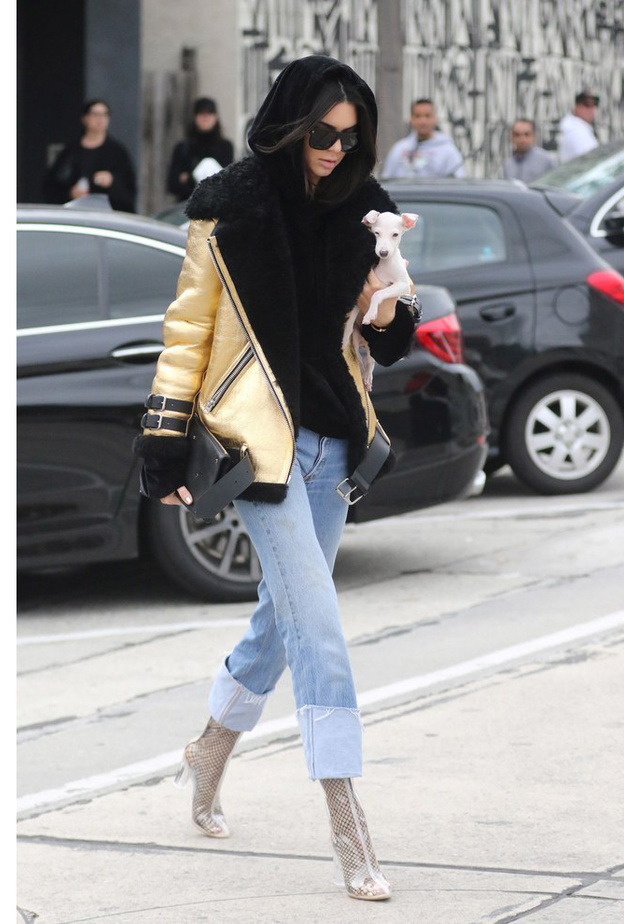 كيندال جنر ترتدي حذاء شفاف يشبه حذاء جيجي حديد