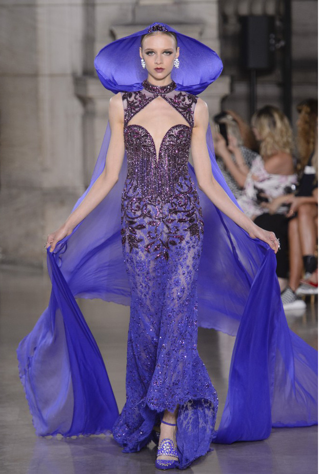 أزياء جورج حبيقة مع الكاب الاحمر المطبع بالورود