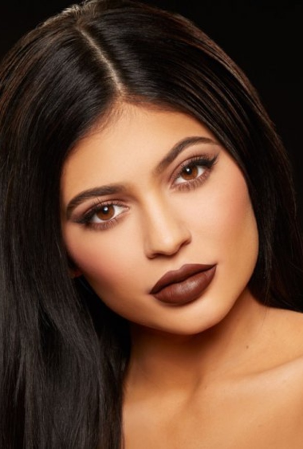 كايلي جينر في إطلالة مع أحمر الشفاه البني الداكن