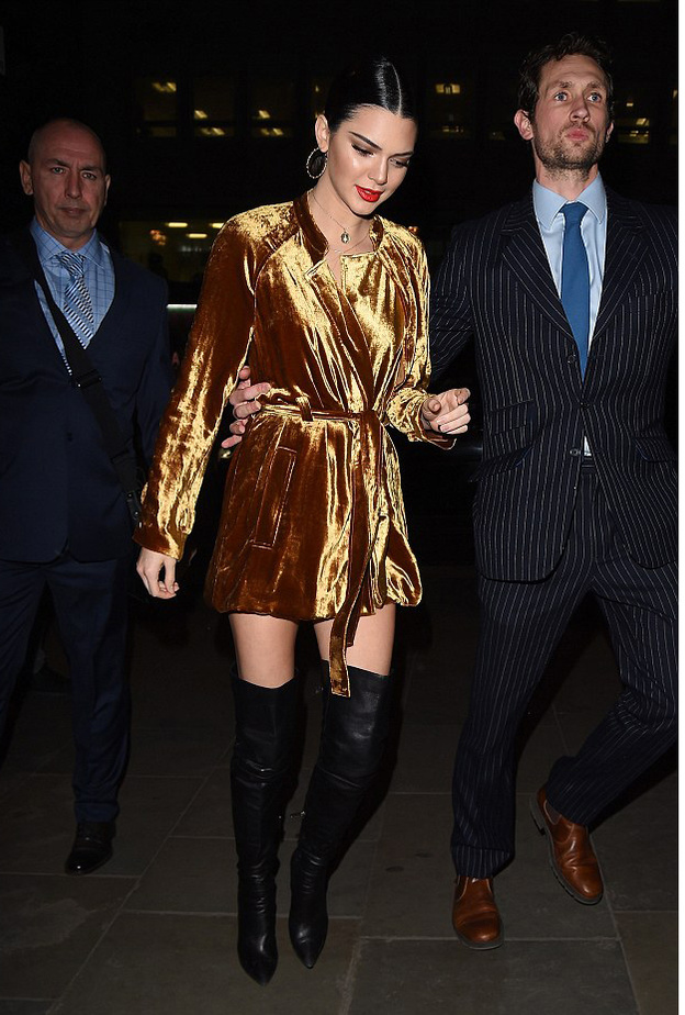 كيندال جينر ‏Kendall Jenner‏ تتألق بموضة البوتات الجلدية عالية الساق باللون الأسود