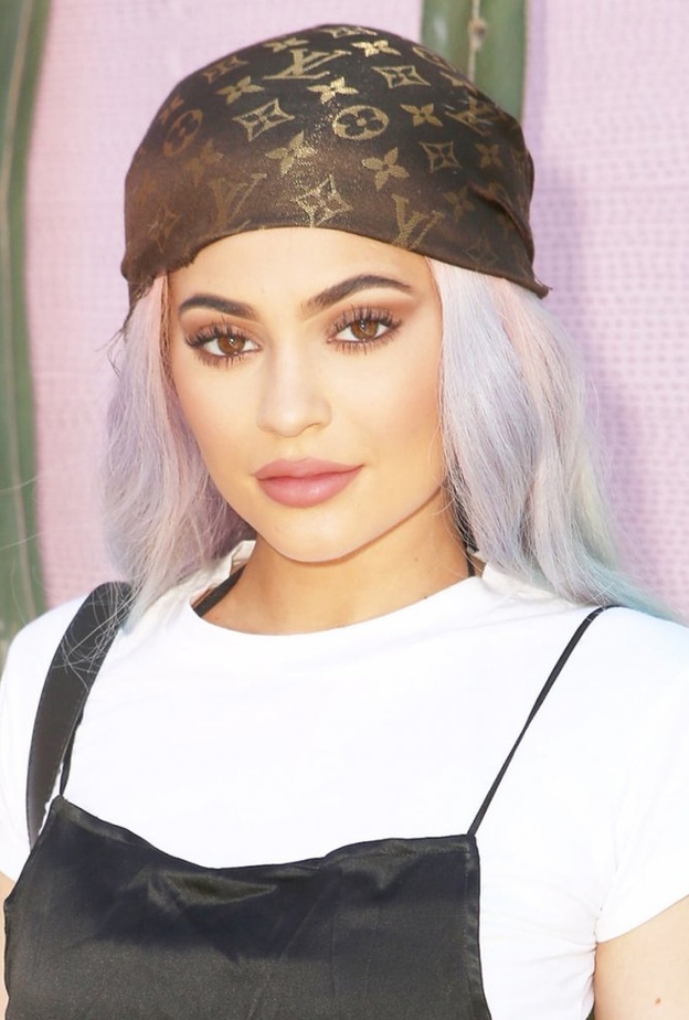 تبدّل شكل كايلي جينر بعد تطبيق صبغات الشعر الاشقر