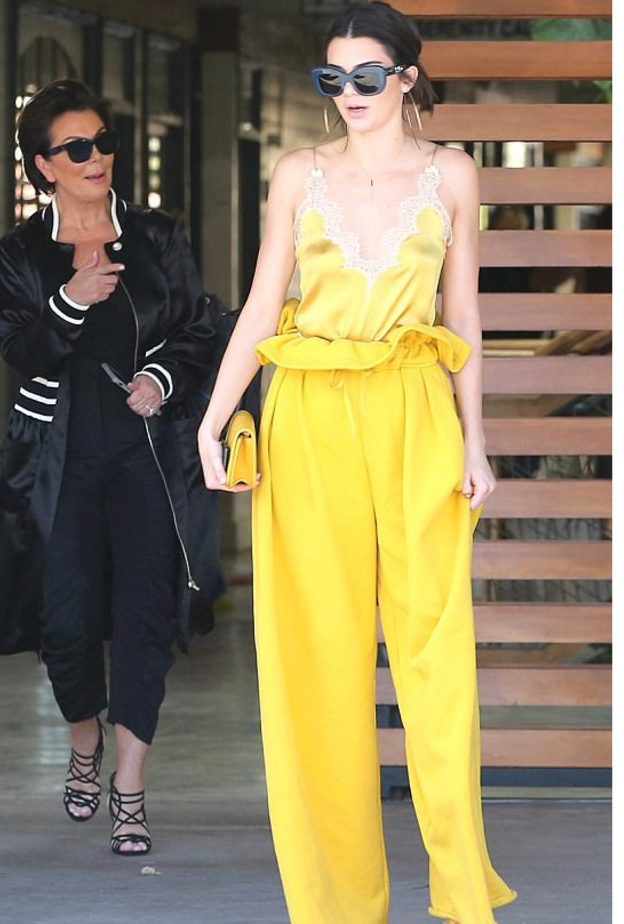 كيندال جينر kendall Jenner مع الجمبسوت الأصفر العصري