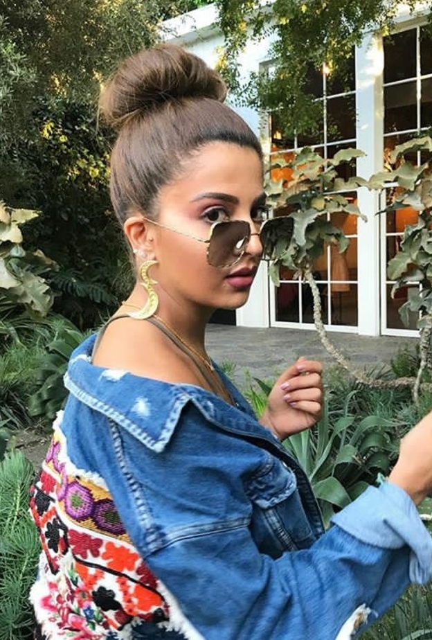 الجينز مع الأحمر من اختيار المدونة السعودية سوسن