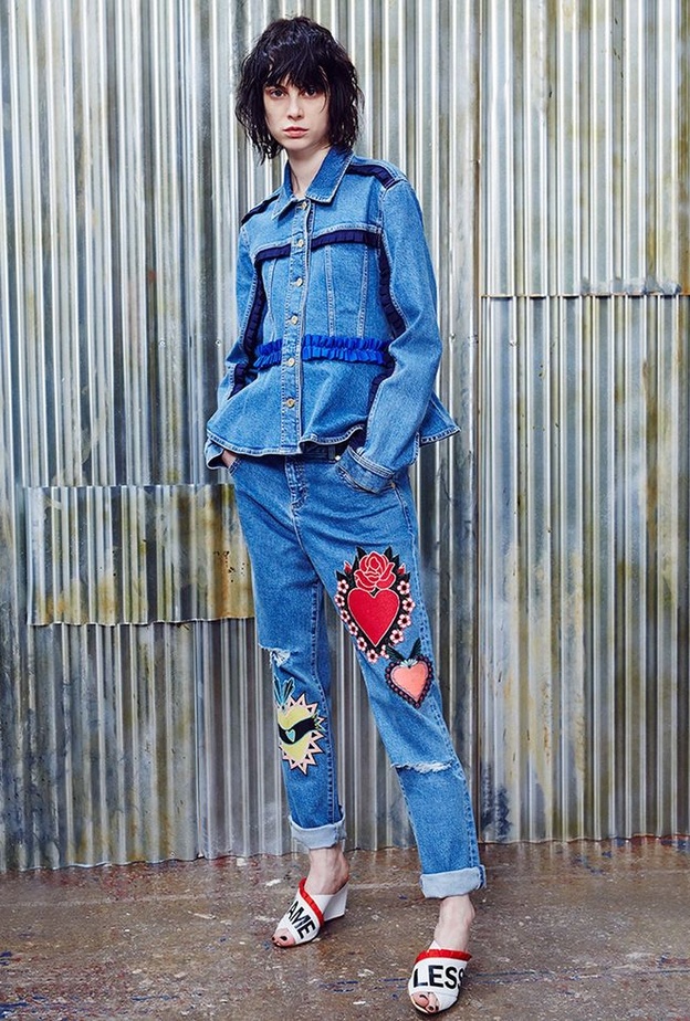 بنطلون جينز مطرز وممزق بأسلوب شبابي