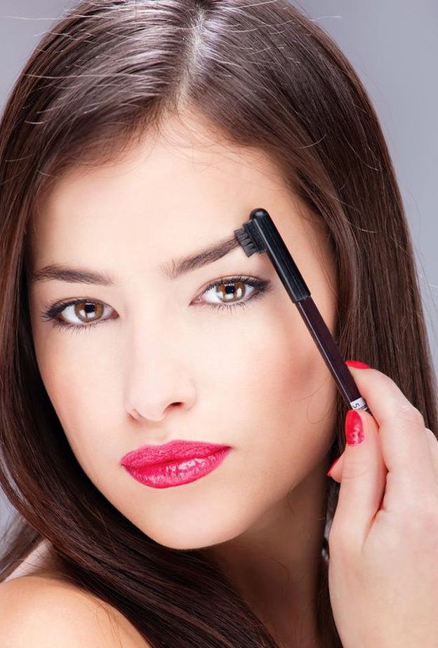 استفيدي من الزيوت الطبيعية قبل الزفاف لتكثيف حواجبك