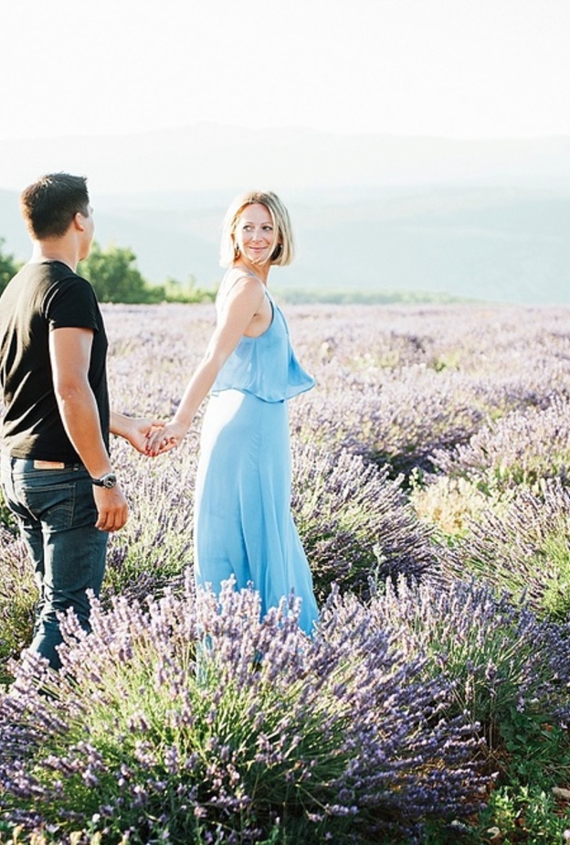 قصة حب مزهرة وسط ازهار الخزامى