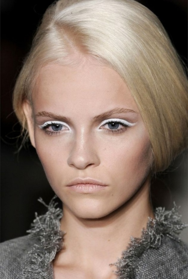 يمكنك حتى رسم الآيلاينر الممدود باللون الأبيض