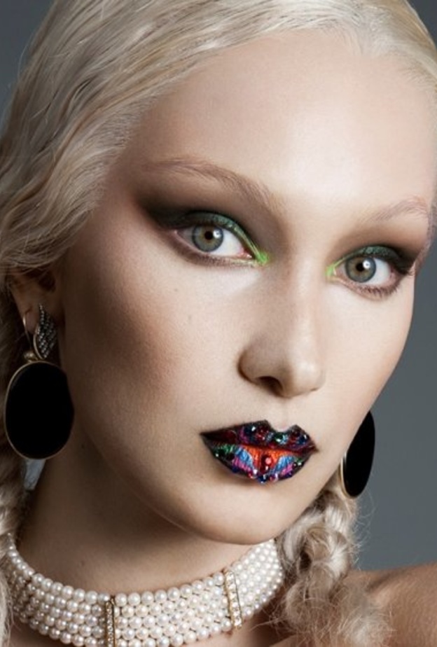 بيلا حديد تتألق بجمال رسمات عيون بارزة وأحمر شفاع غريب