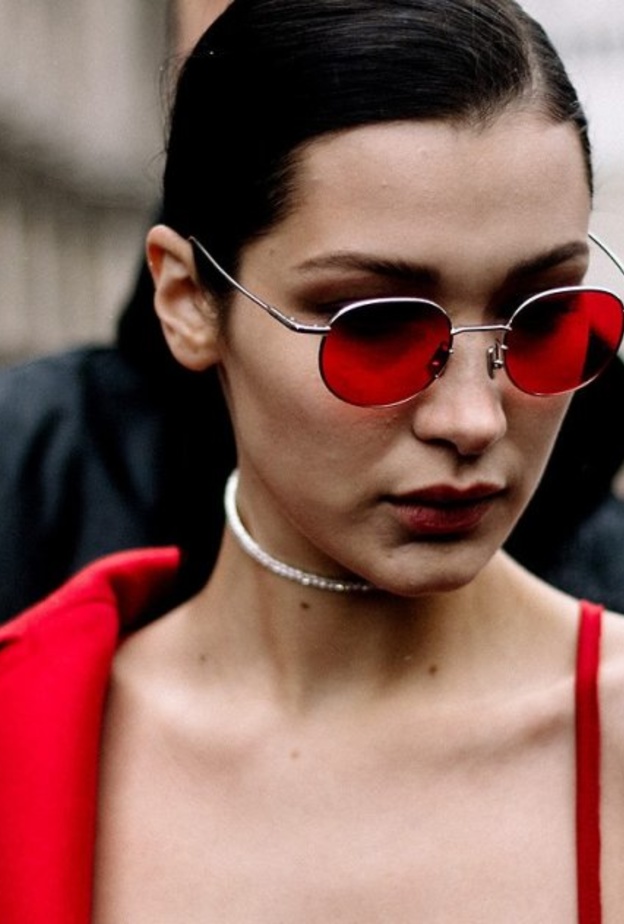 بيلا حديد تختار نظارات شمس بعدسات مستديرة ومميزة