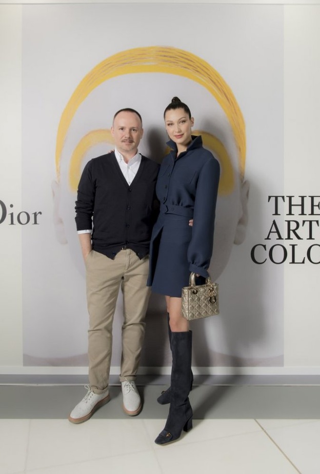 بيلا حديد تختار فستان سهرة مع الكاب