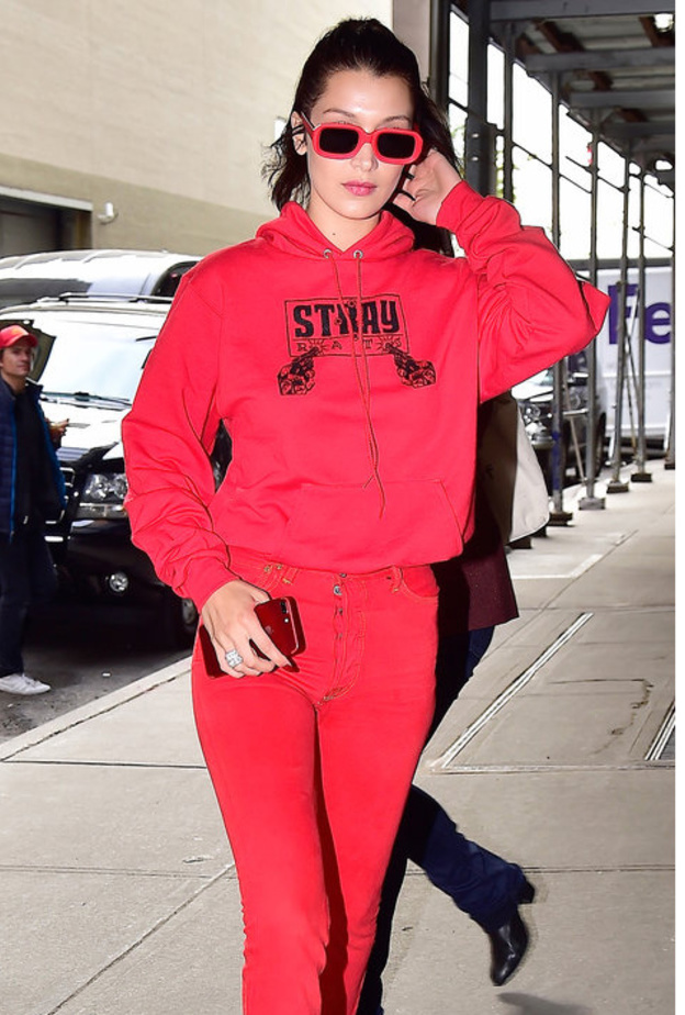 ميرندا كير Miranda Kerr بدت كالملكات بموضة الملابس البيضاء