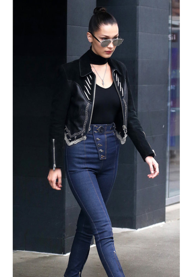 كارا ديليفين ‏Cara Delevingne‏ مشرقة مع الفستان الأسود الكلاسيكي