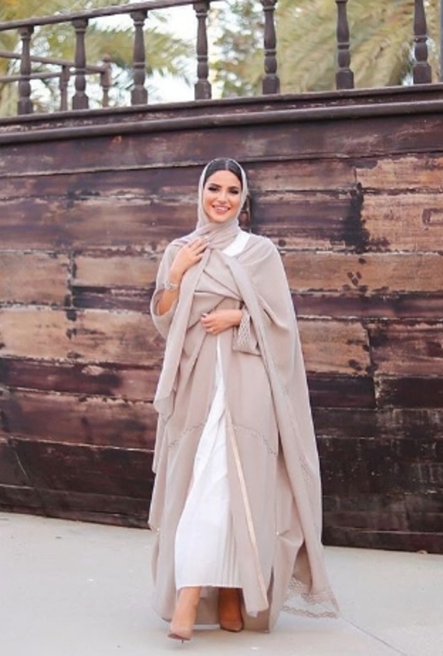 فاطمة حسام في عباية من دار موزان بلون البيج الرّاقي