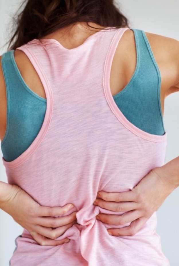  حصى الكلى تسبب ألما في أسفل الظهر.