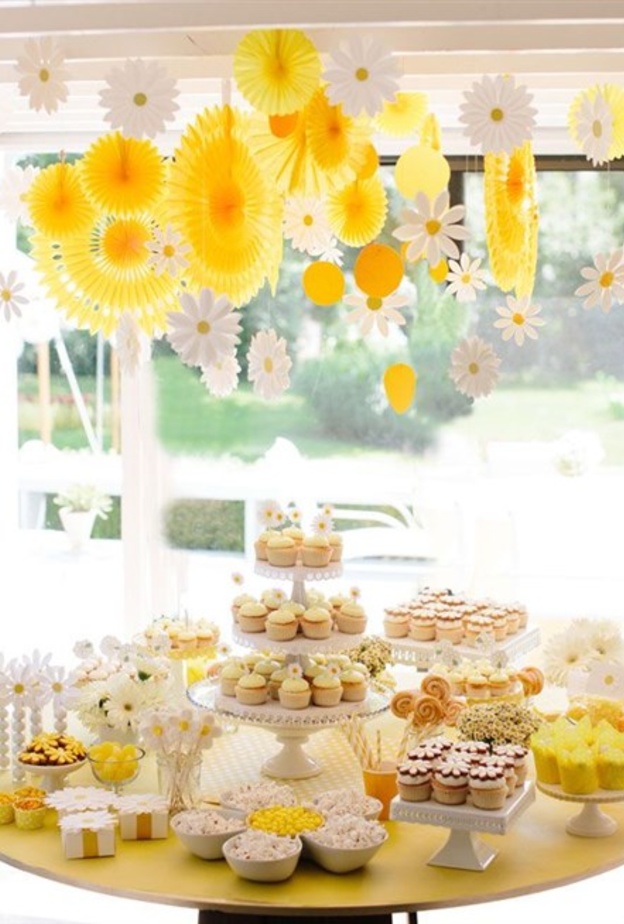 يمكن تزيين الحلوى بالشرائط والكريستال