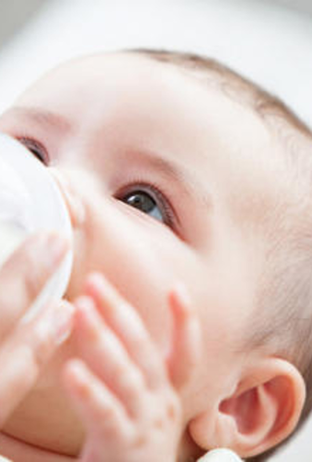 اضرار حليب كامل الدسم على الرضع ومتى يجب أعطاءه للطفل