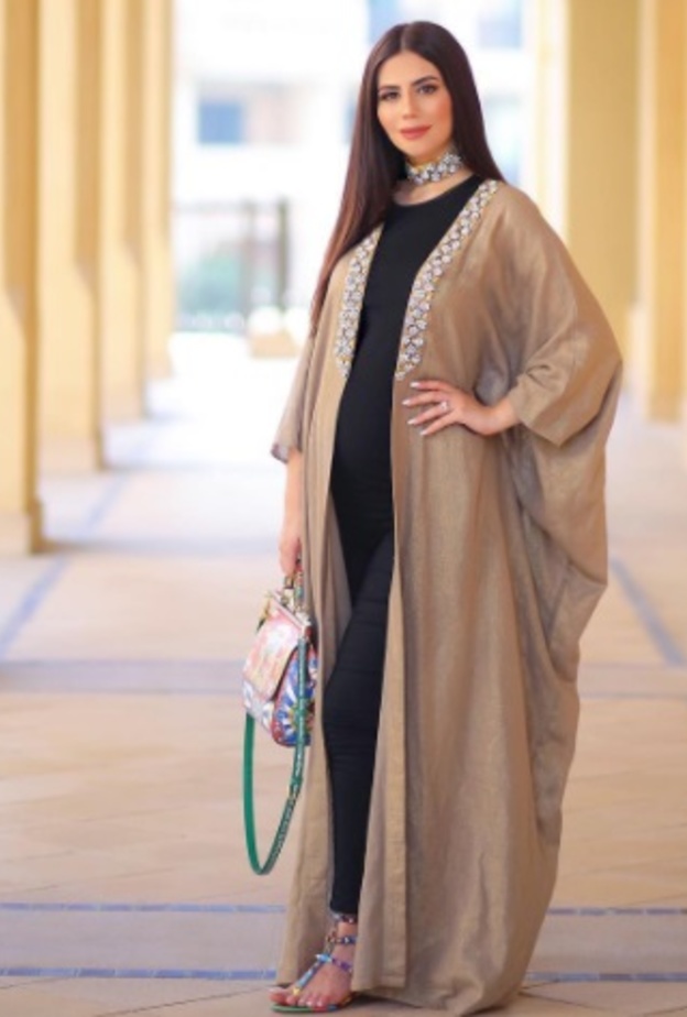 عبايات حوامل كلاسيكية ومتطايرة من وحي مدونة الموضة ديما الأسدي