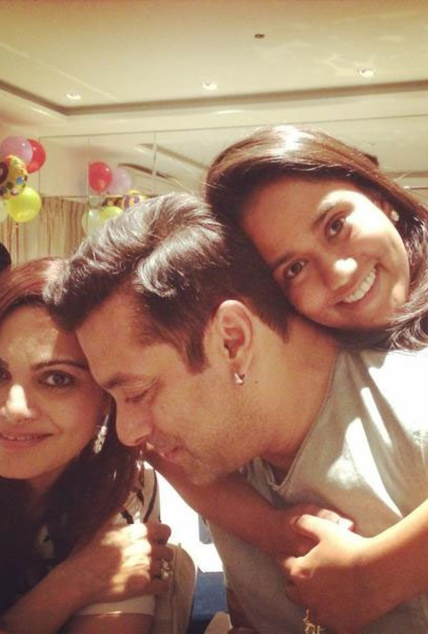 سلمان خان بصحبة شقيقته الصغرى أربيتا خان في مهرجان راكشا باندهان السنوي (مهرجان يحتفل بالعلاقة الأخوية).