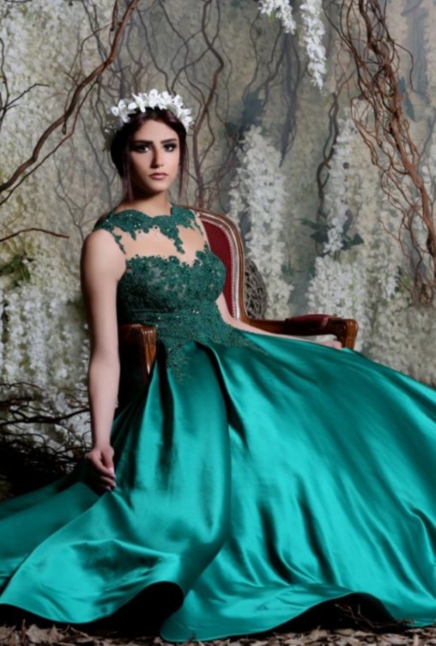 فستان خطوبة باللون الفيروزي