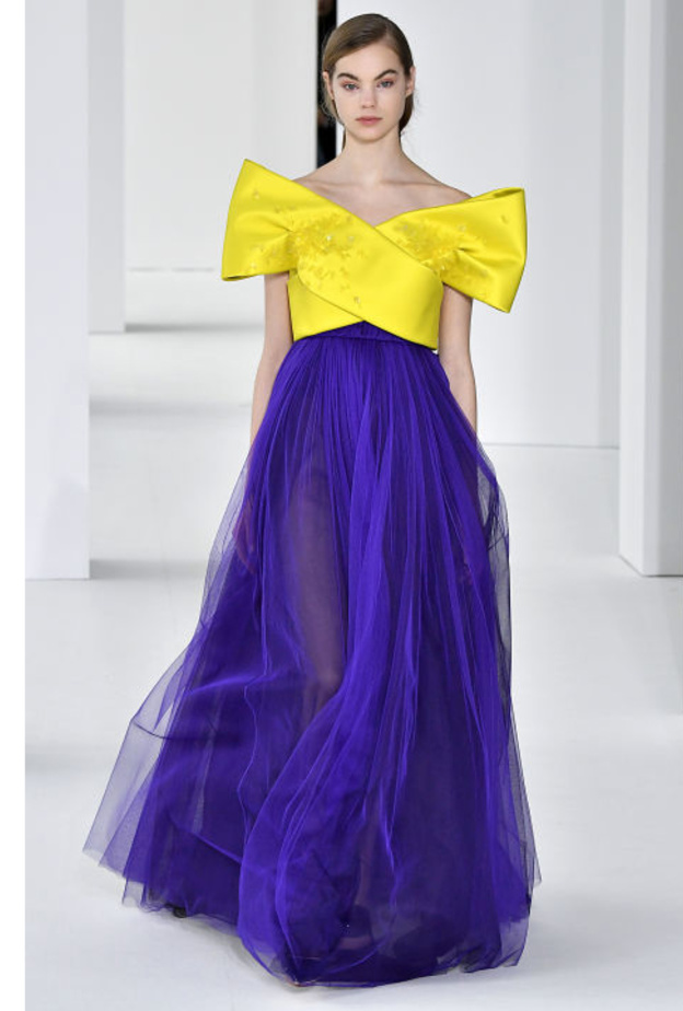 فساتين خطوبة بألوان مميزة من Del Pozo