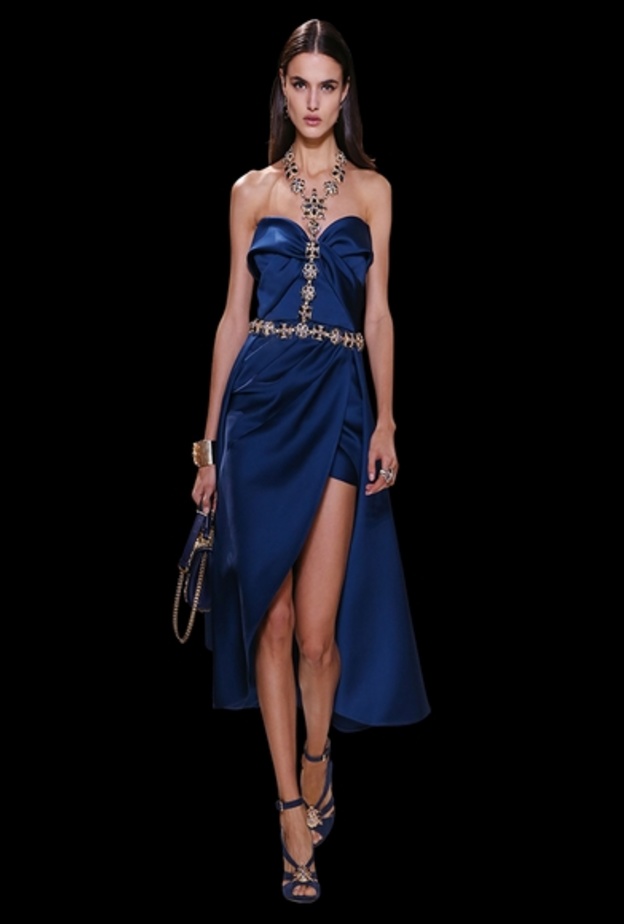 فساتين خطوبة باللون الازرق الملكي لإطلالة عصرية من مجموعة ايلي صعب