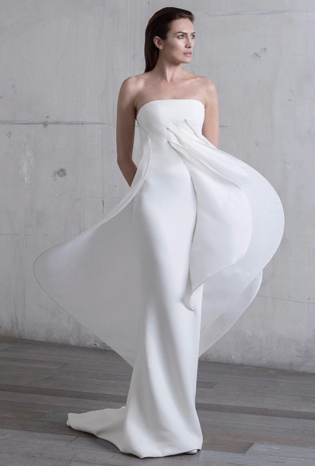 فساتين خطوبة بيضاء ناعمة من مجموعة ستيفان رولاند Stephane Rolland للعام 2017.