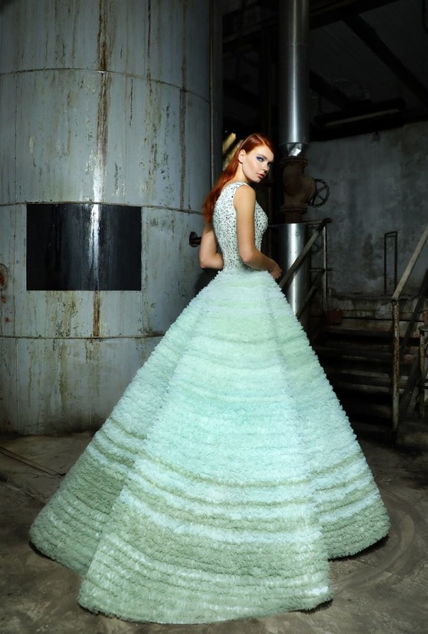 فستان خطوبة من مجموعة مونيك لوليه