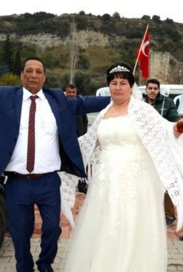 الزوجان خلال اقامة حفل زفافهما