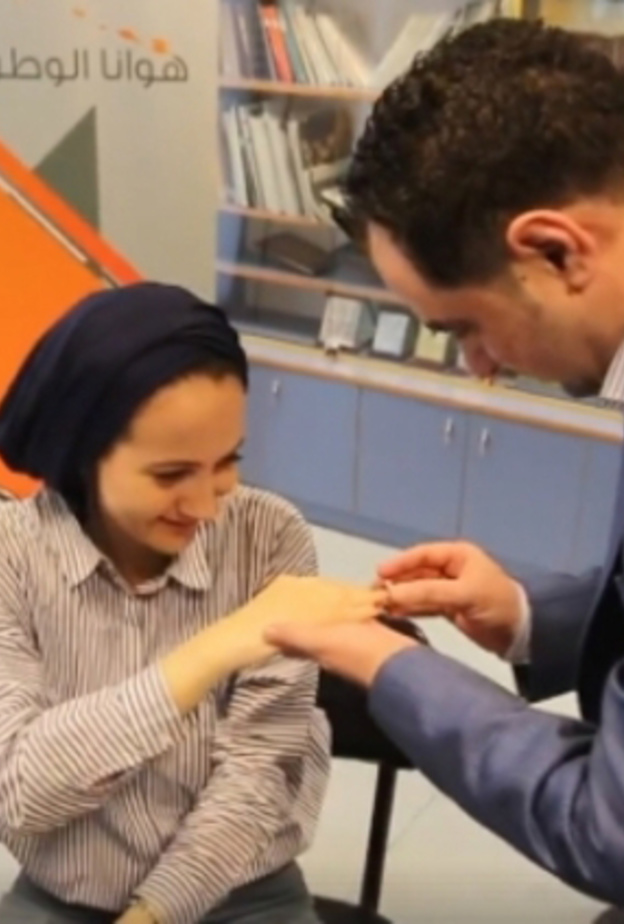 العريس خلال الباس الاعلامية خاتم الخطوبة