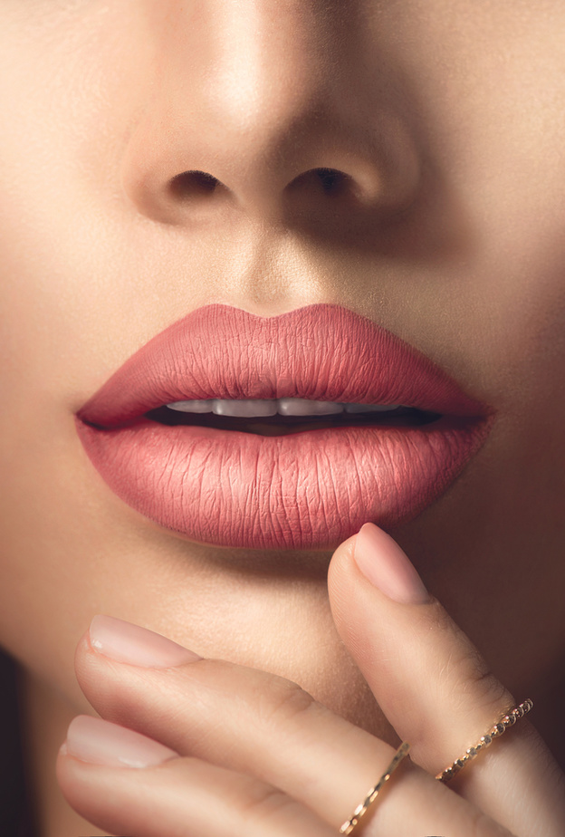 الألوان المستخدمة لعمل التاتو هي مواد كيماوية. وهذه المواد تسبب الحساسية