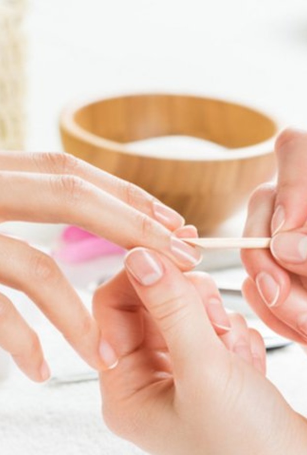 دللي أظافرك بماسكات طبيعية