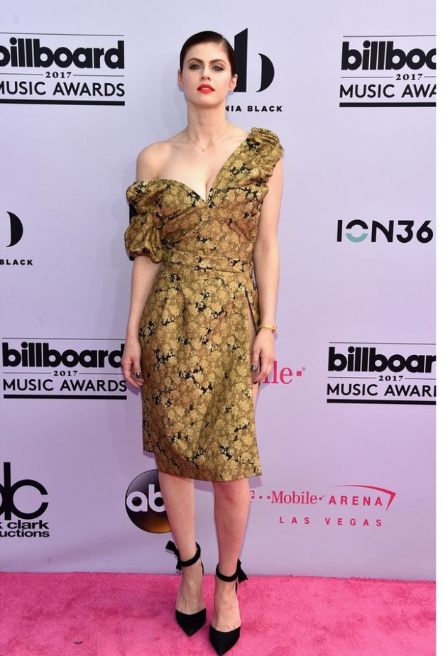 فستان مزخرف مع الأقمشة المفرغة اختارته Hailee Steinfeld بتوقيع ديفيد كوما David Koma