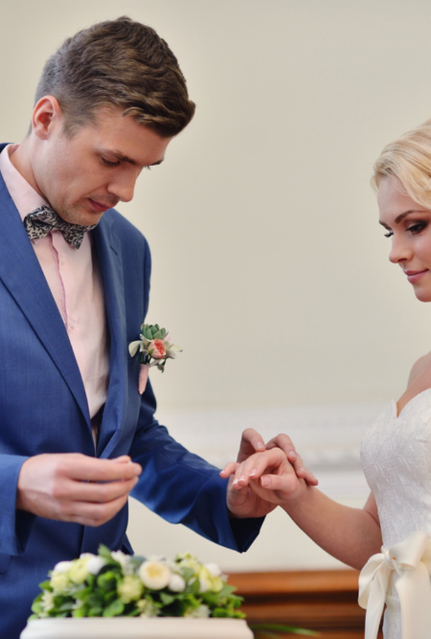 نسقي دبلة الخطوبة مع خاتم الزواج