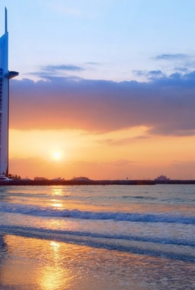 إمارة دبي كانت تمنع السباحة ليلا