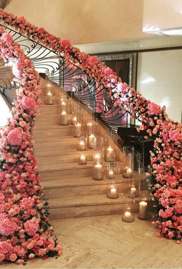 تزين درج العروس بالورود الضخمة و الشموع