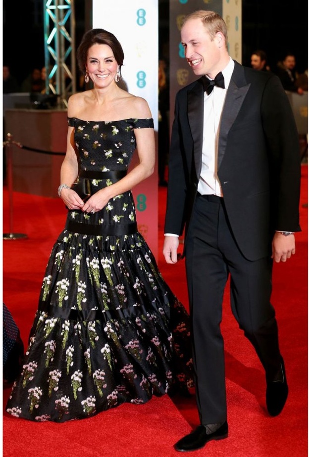 اختارت دوقة كامبريدج كايت ميدلتون فستان من الكسندر مكوين بينما اختارت الأمير ويليام بدلة توكسيدو سوداء في حفل البافتا