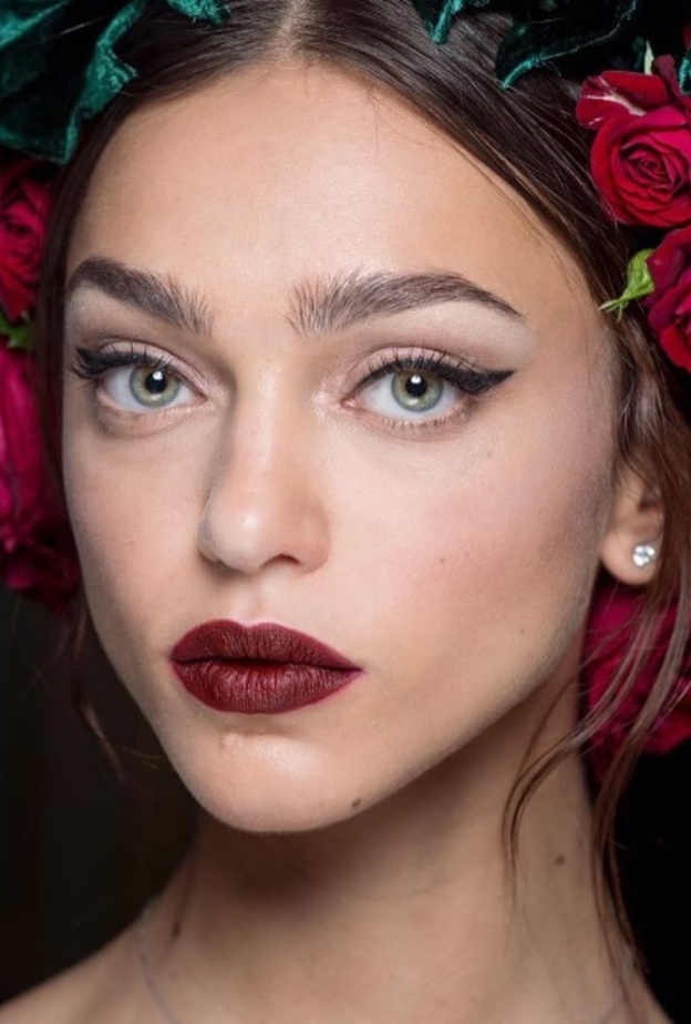 آيلاينر أسود ومجنح مع الشفايف الداكنة