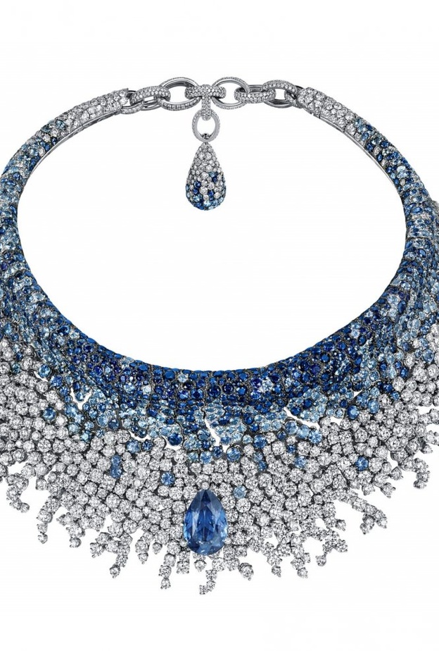 قلادة دي غريسوغونو مرصعة بالياقوت الأزرق