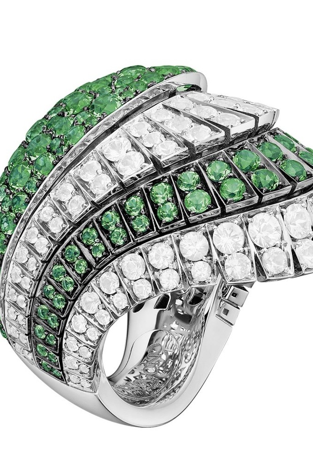 قلادة بولغاري من الذهب الأبيض والياقوت والماس