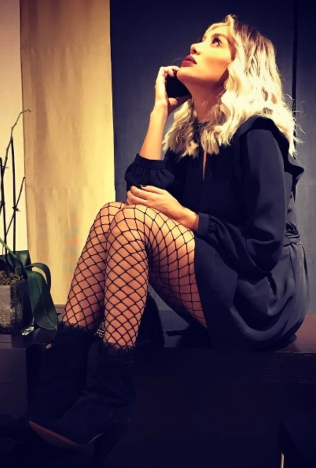 مايا دياب تختار موضة جوارب الشبك أسوة بعارضات الموضة