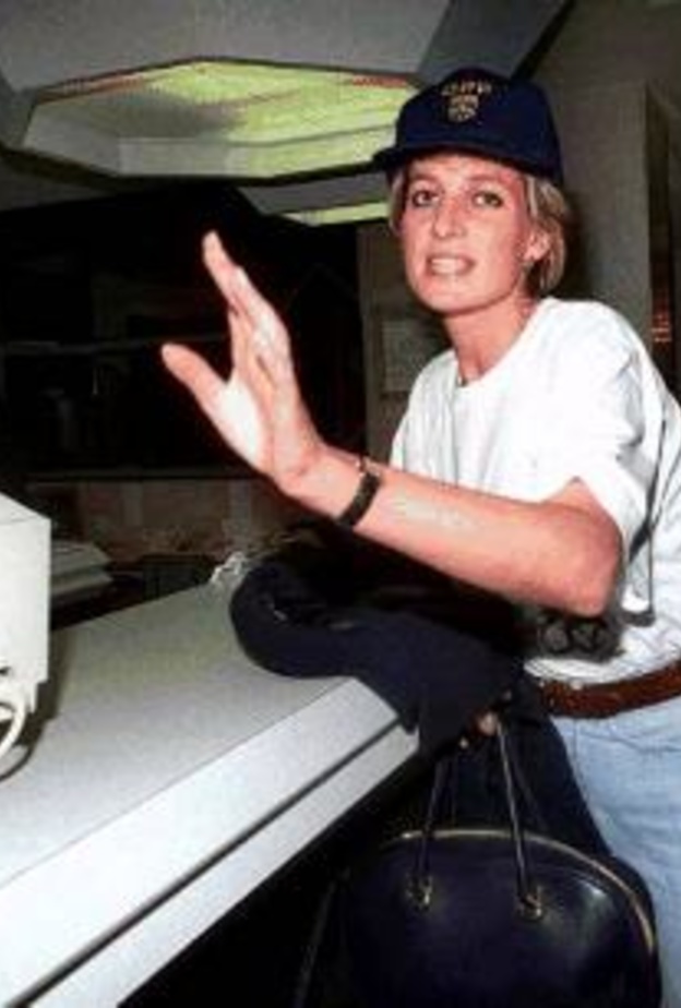 مصورو الباباراتزي بصقوا على الأميرة ديانا