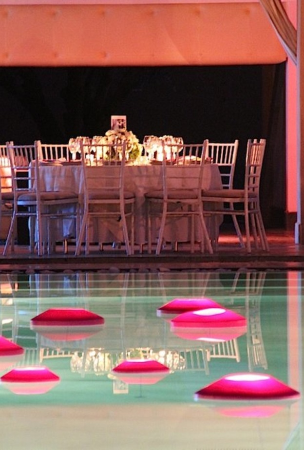 اختاري ديكور حفل زفاف حول حوض السباحة بألوان متناسقة