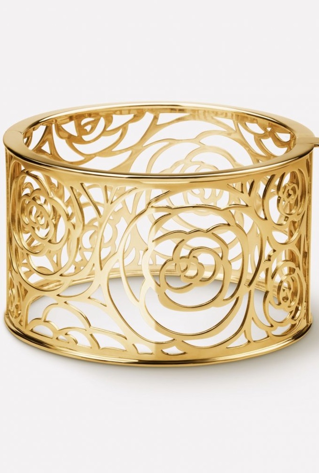 أقراط ذهب وردي من مجوهرات كاميليا من شانيل