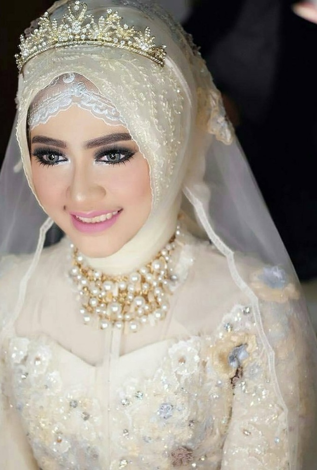 تاج من الورد الابيض