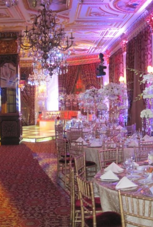 شمعدان ذهبي وشموع