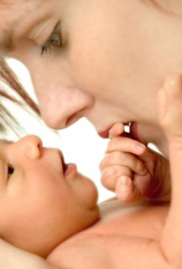 اضرار تقبيل الاطفال الرضع من الفم