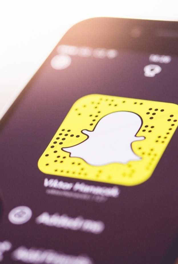 طلاق العروس لمخالفتها شرط زوجها و نشر صور الزفاف في سناب شات 