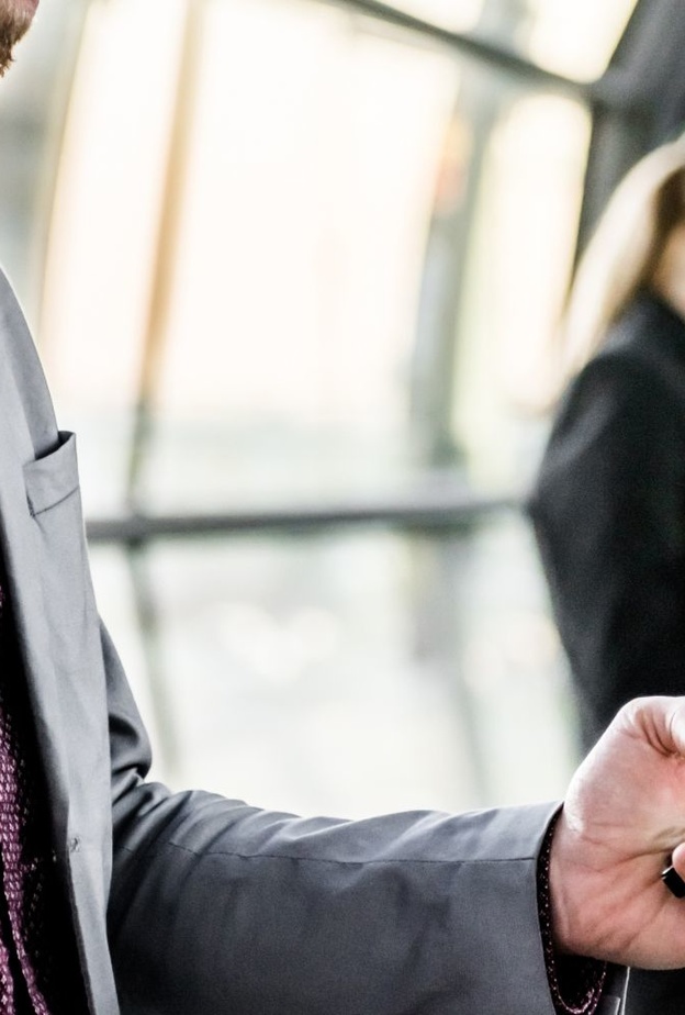 الرجل من برج الميزان عملي يعبر عن عواطفة بالاهتمام