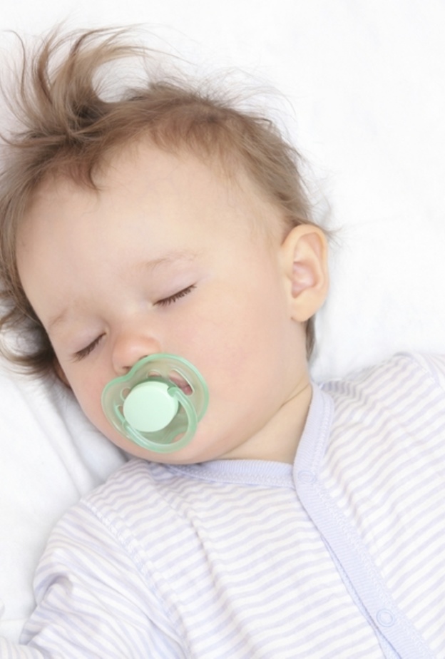 لاتعودي طفلك على النوم معك 