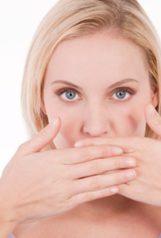 رائحة الفم الكريهة معظم أسبابها مرضية